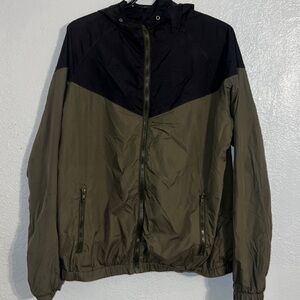LIGHTWEIGHT WINDBREAKER